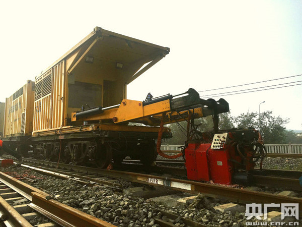 天津鐵路樞紐西南環(huán)線改造進(jìn)入無(wú)縫軌道焊接.jpg 天津鐵路樞紐西南環(huán)線改造進(jìn)入無(wú)縫軌道焊接.jpg